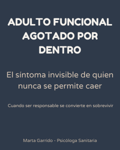 Persona cansada trabajando mientras mantiene la apariencia de normalidad (síndrome del adulto funcional agotado)