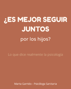 Padres e hijo reflexionando sobre una separación. Imagen de un artículo de psicología que analiza si es mejor seguir juntos por los hijos y cómo influye el conflicto familiar en su bienestar emocional.